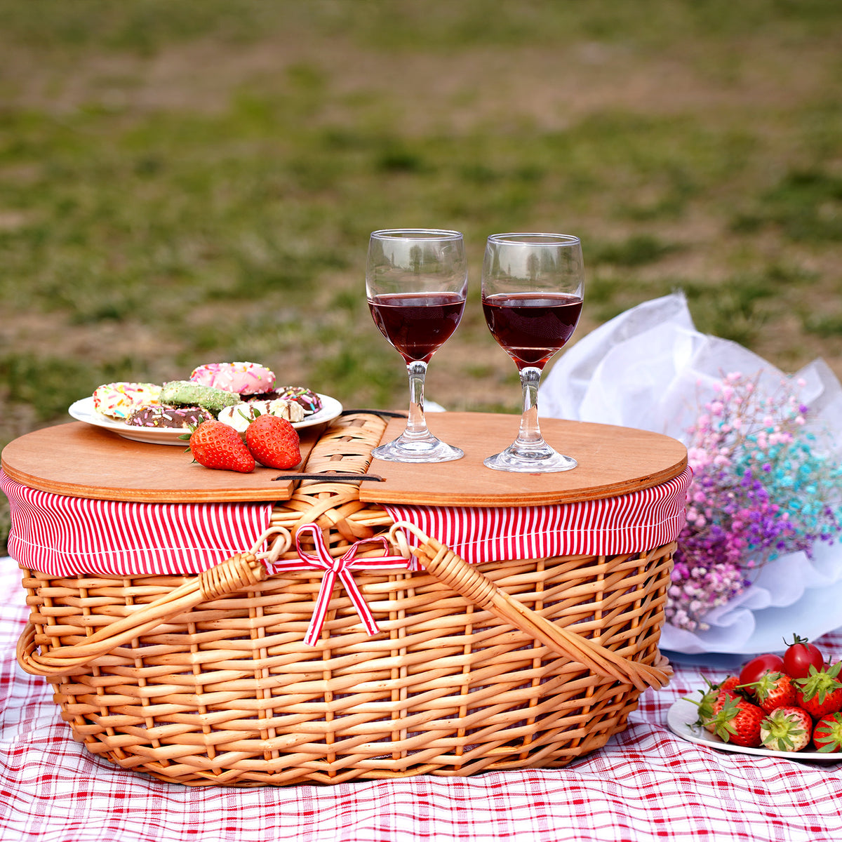 Classic Wicker Picnic Basket for 2 People